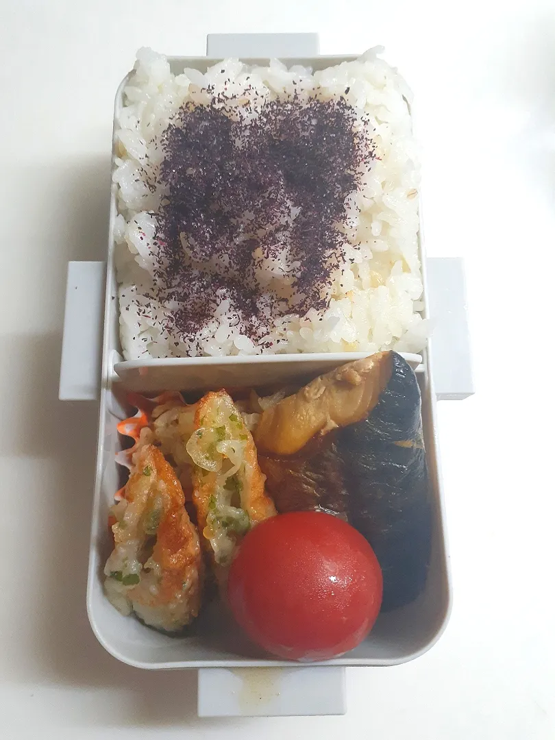 Snapdishの料理写真:☆中学生弁当☆玄米入りゆかりごはん、切干大根、鯖、竹輪磯揚げ、ミニトマト。あと２日で夏休みと知ってびっくり。小学校と入る日にちが違う( ﾟДﾟ)|ｼｮｺﾗさん