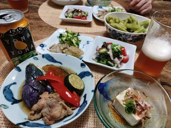 Snapdishの料理写真:夏野菜の揚げ浸しなどと🍺|ぱいんてーるさん