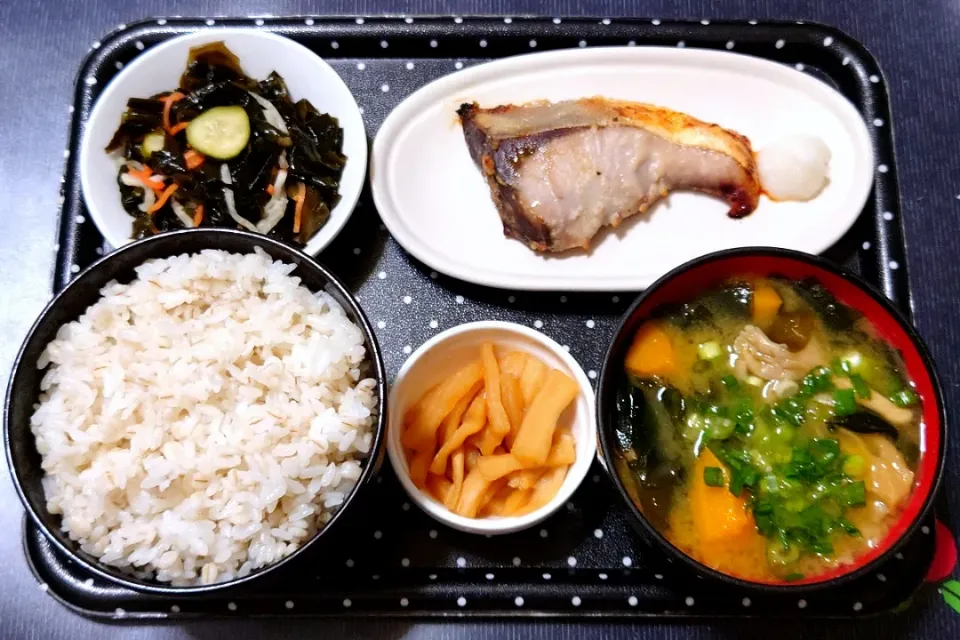 今日の朝ご飯（押麦ごはんに鰤の塩麹漬、わかめときゅうりの酢の物、かぼちゃとたもぎ茸のみそ汁、割干し大根の漬物）|Mars＠釜飯作り研究中さん