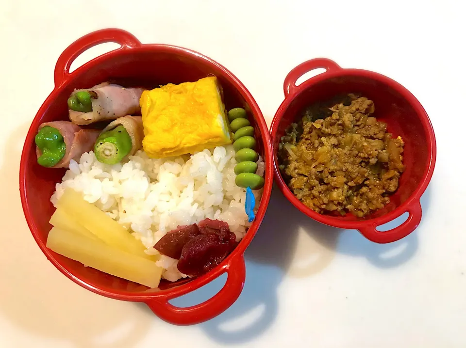 サラ弁　　　　　　　　　　　　　　　　　キーマカレー　シシトウのベーコン巻き　卵焼き　茶豆|じゅんさんさん