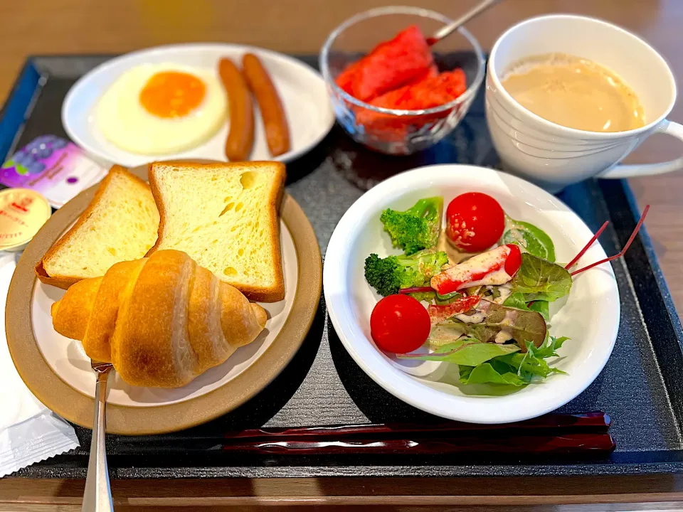 ホテルのモーニング ビュッフェ🍽 控えめに🧡|ナナさん