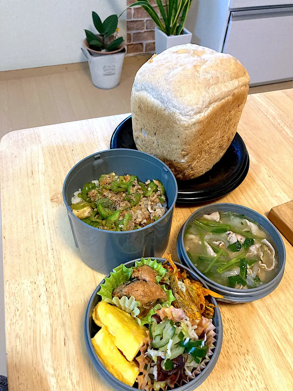 朝焼きくるみ食パン🍞と旦那さんお弁当(｡`･д･)ご苦労様です☆|さくたえさん