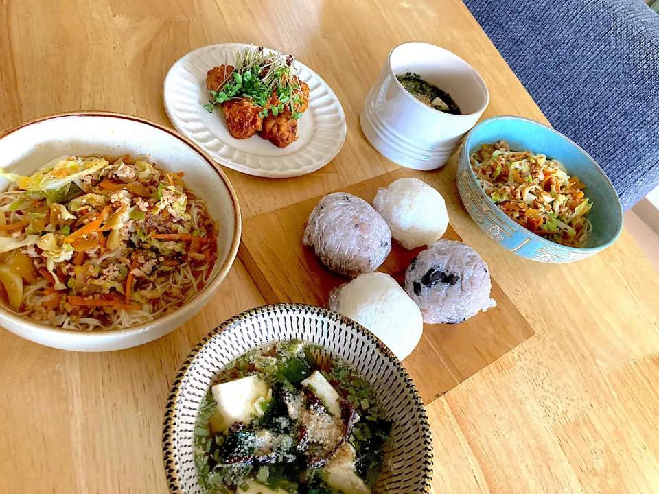 味の素さん肉みそキャベツのタレのあまりで〜旨辛そうめん、塩おにぎりと黒豆おにぎり、お豆腐とわかめのお味噌汁、大豆ミートのミートボール🤤|さくたえさん