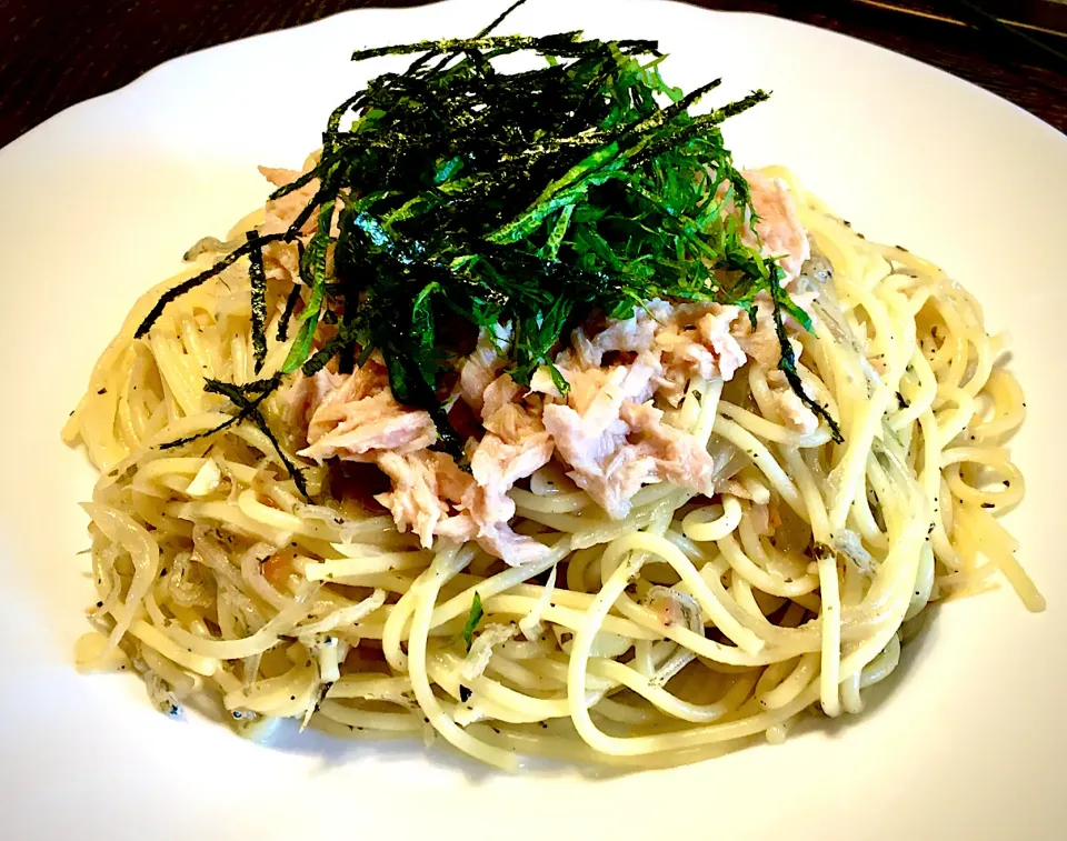 Snapdishの料理写真:ツナ・チリメン和風パスタ               (梅しそ味)|mottomoさん