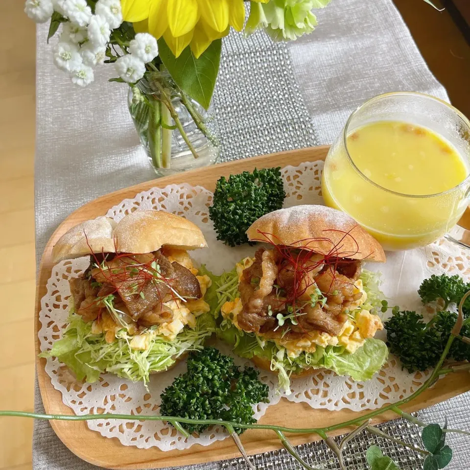 Snapdishの料理写真:7/19❤︎豚バラにんにく焙煎焼肉とたまごサンド🌱✨|Makinsさん