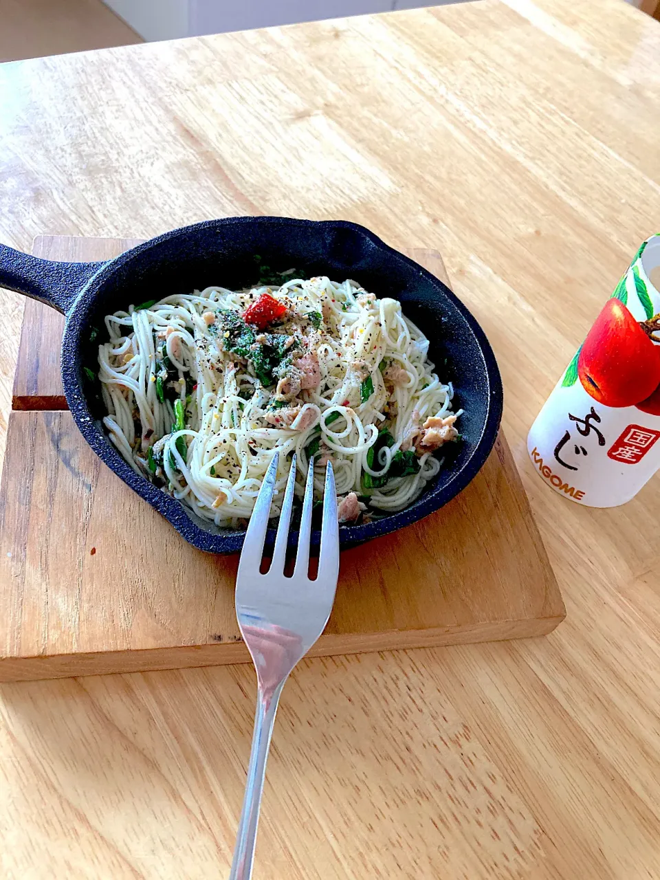 アヒージョの残りオイルに好きな具材を追加して麺つゆ少し→硬めに茹でた素麺を絡めるだけ❤️和風ペペロンチーノ☺︎|さくたえさん