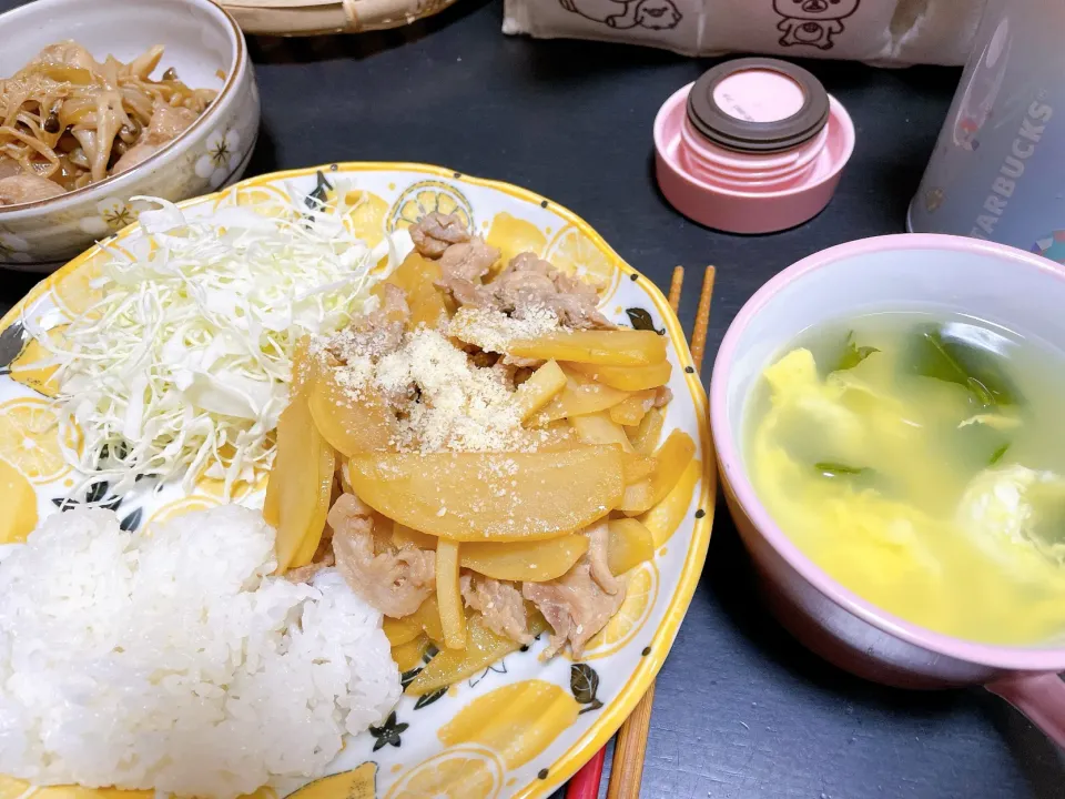 Snapdishの料理写真:メークインと豚こま炒め　卵とわかめ中華スープ|ミホさん