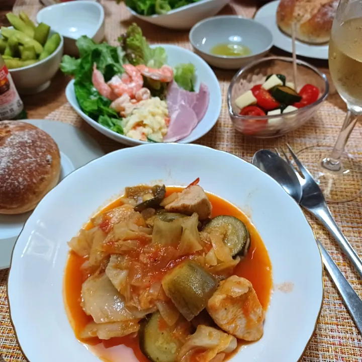 鶏肉のトマトなど夏野菜煮込みとキリッと冷やした白ワインの夕べ|ぱいんてーるさん