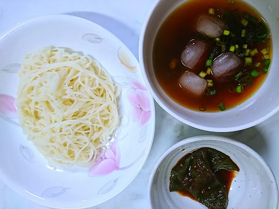 狸の宴シリーズ
気怠い昼下がりの事情

真夏の素麺
(狸特製 天然出汁/付け合わせは自家製の
荏胡麻葉キムチ/素麺)|タヌキさん