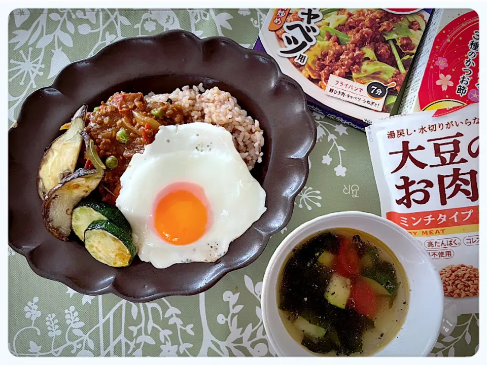 あいさんの料理 肉みそトマトカレー丼と具沢山野菜のさっぱりスープ|yucca@さん