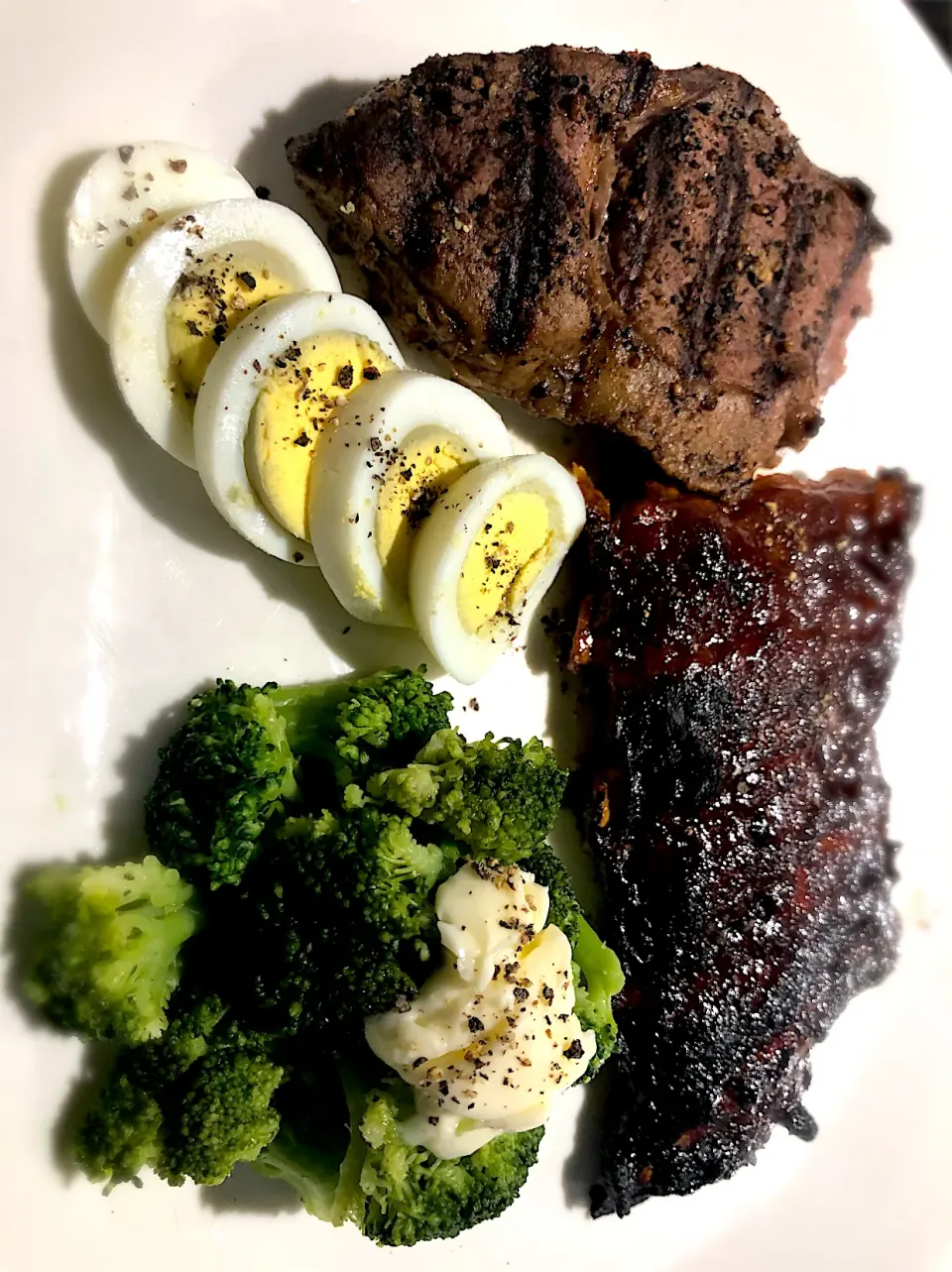 BentoFox's dish AAA angus steak coupled with a quarter rack of BBQ ribs, a side of broccoli topped with butter & a egg 😋|BentoFoxさん