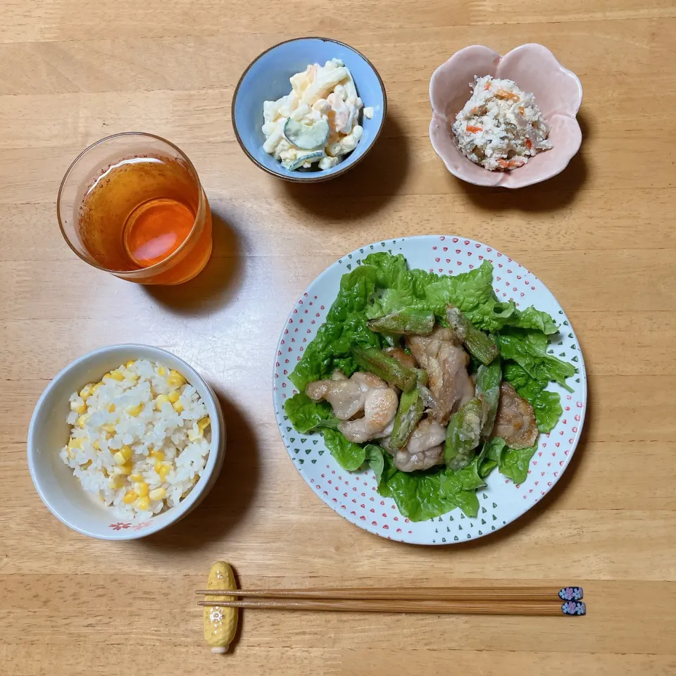 オクラと鶏からあげととうもろこしご飯|ちゃみこさん