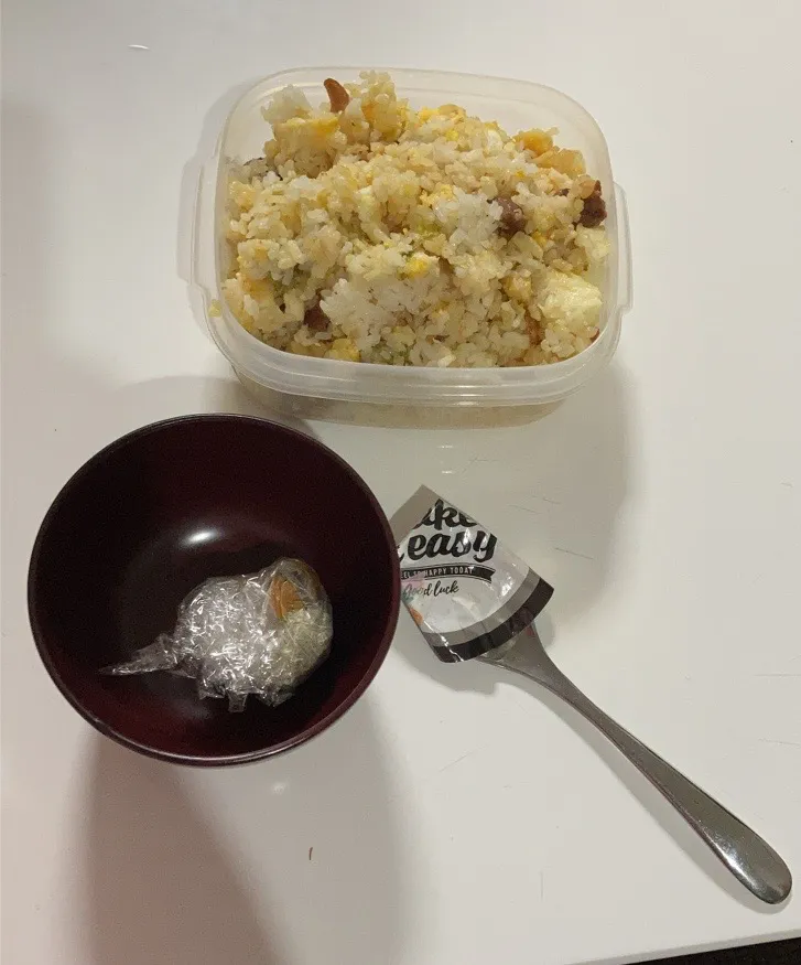 パパ弁。☆チャーハン☆みそ玉。チャーハンは、支援物資に入ってた焼き鳥缶で。サラスパにツナを入れようと開けたら焼き鳥缶やった😅今日で給食終了。明日から下校時間早くなるー(T ^ T)|Saharaさん