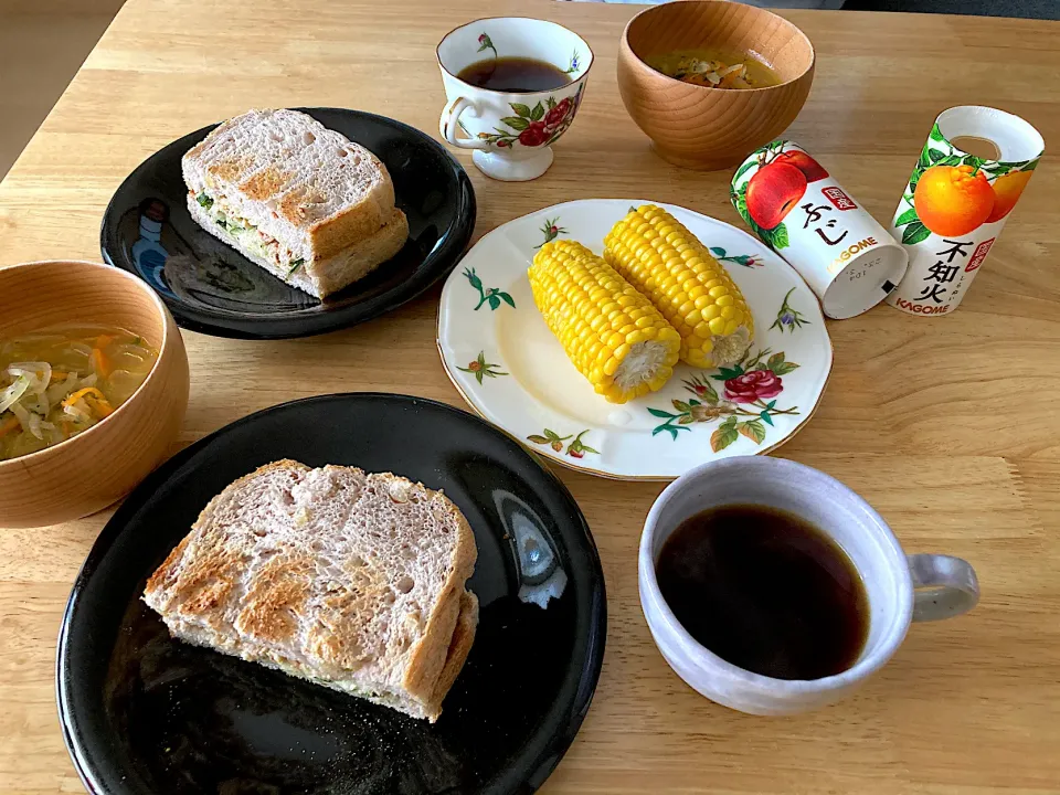 朝焼き食パン🍞でツナサンドイッチ💚人参入りオニオンスープ💚とうもろこし💚珈琲💚フルーツジュース💚|さくたえさん