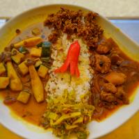 ズッキーニとしめじのミックスダルーカレー+バターチキンカレーのあいがけカレwithタコさんウィンナー🐙