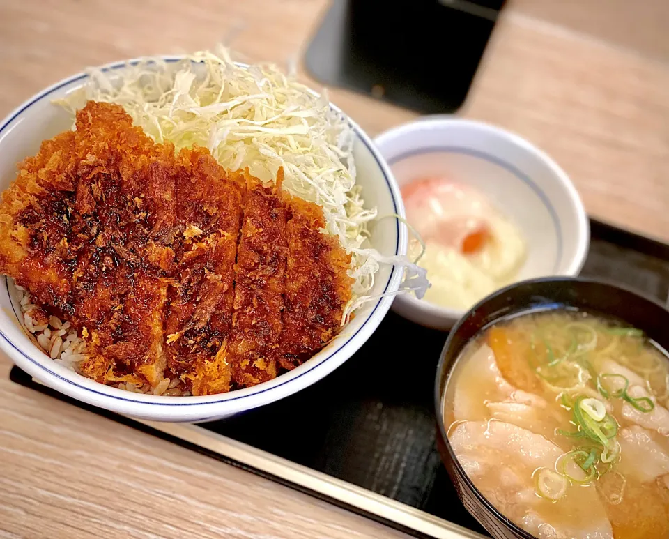 ソースカツ丼と豚汁、そして何故かセットに付いてくる味無し温玉|にゃあ（芸名）さん