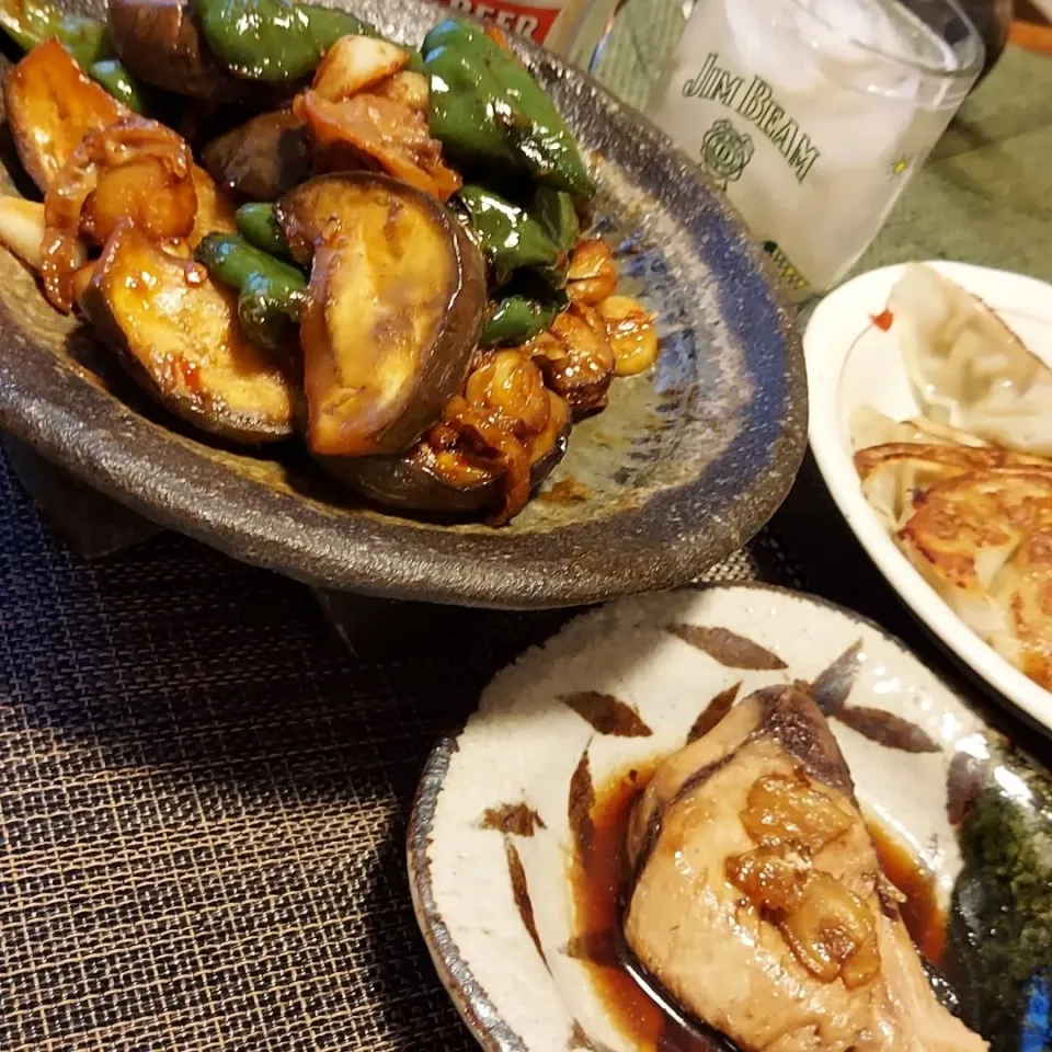 ブリ照り焼き、焼くだけ餃子、丸茄子ピーマンベビーホタテにんにく麻辣醤炒め🍺|miyuki🌱さん