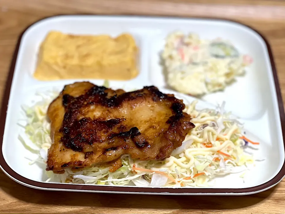 ☆にんにく味噌チキンステーキ ☆玉子焼き ☆ポテトサラダ ☆サラダ|まぁたんさん