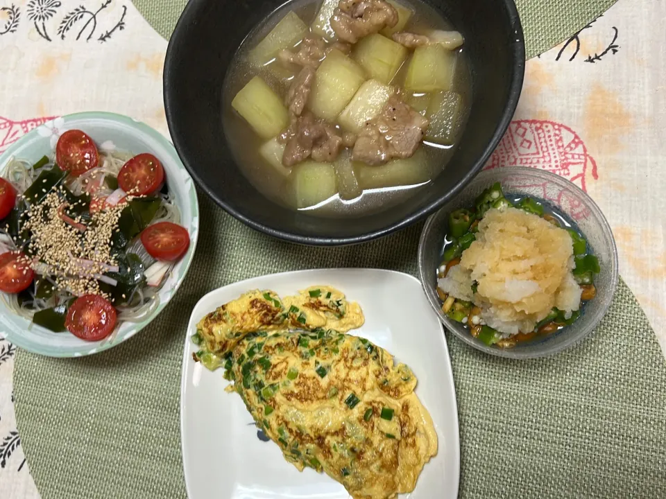 冬瓜と豚肉のとろとろ煮、春雨とわかめのサラダ、ねぎ卵焼き、おくらとなめころおろし和え|peanutsさん