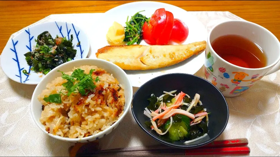 7/20の夕食
ひとりごはん
アサリと新生姜の炊き込みご飯
サバの塩焼き
酢の物  など|卯月さん