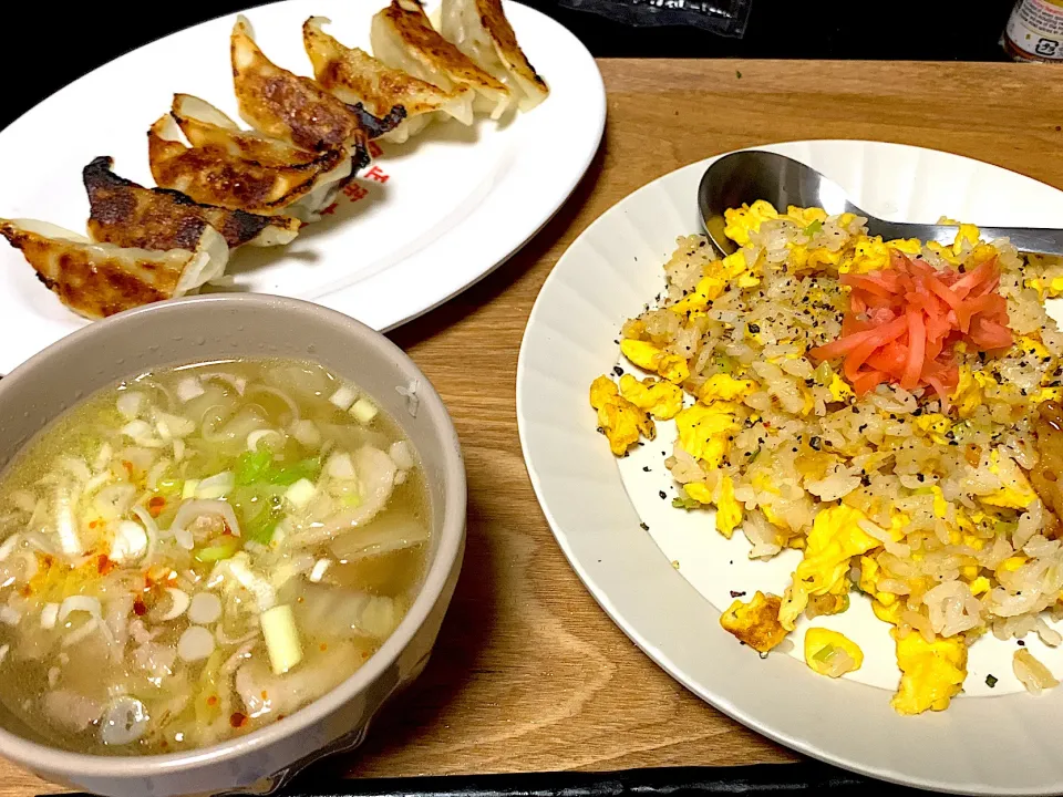 Snapdishの料理写真:チャーハン餃子定食|かずたまんさん