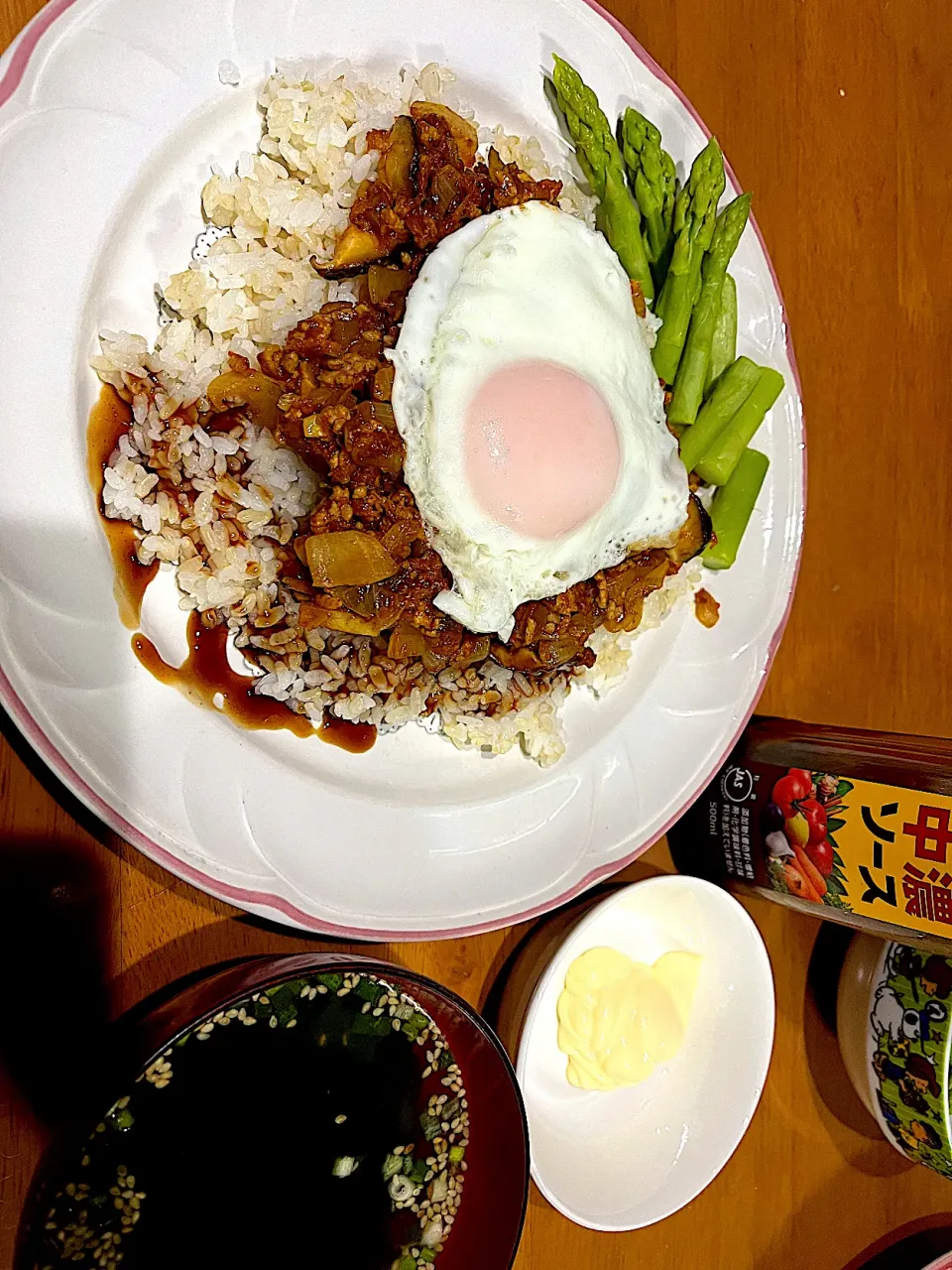 ヤッターー！目玉焼きが(ターンオーバーじゃないやつ)乗ってるーー！ ソースはご飯の方にかける派です #夕飯　擦り野菜入り茄子キーマカレーロウカット玄米ライス、アスパラ、ワカメスープ|ms903さん