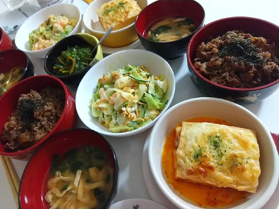 牛丼
厚揚げベーコンチーズ焼き
サラダ海老と卵とレタスのサラダ🥗
めかぶ野沢菜漬け
お味噌汁(小松菜、油揚げ)|プリン☆さん