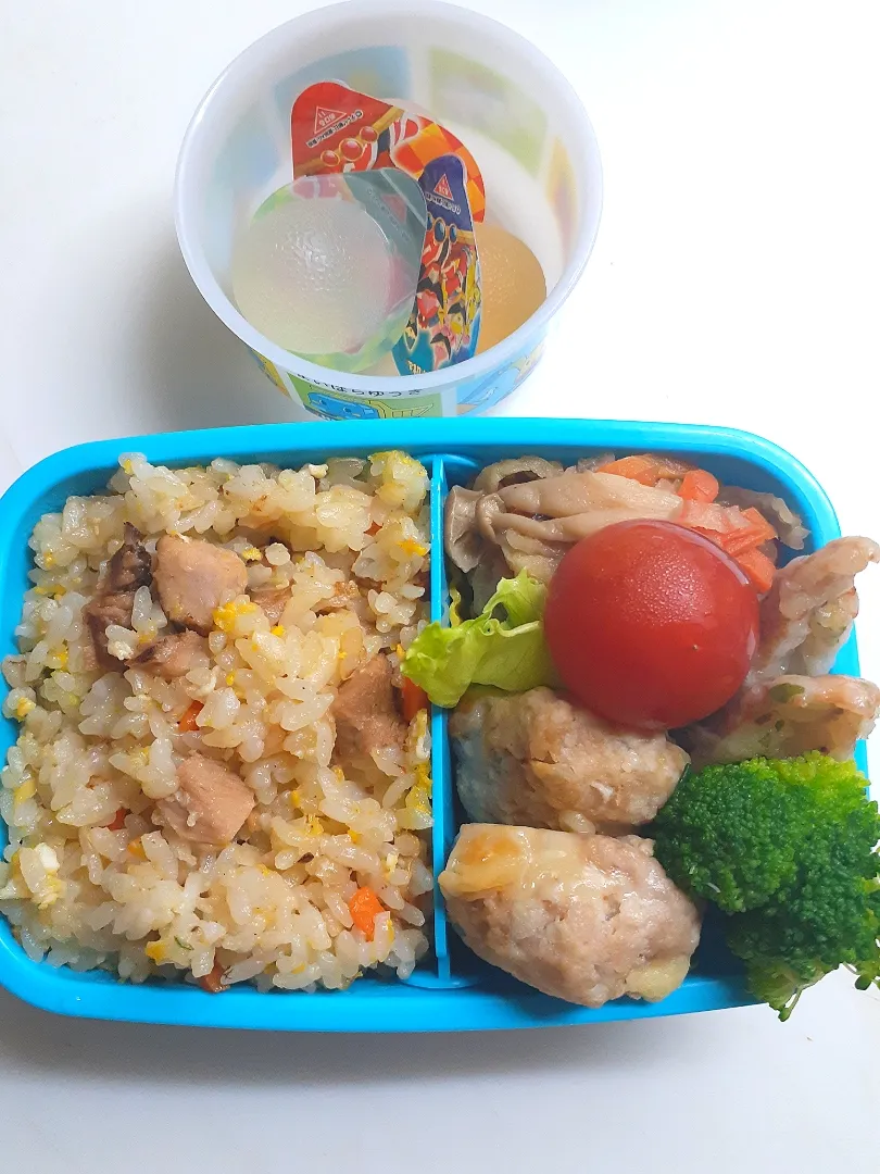 Snapdishの料理写真:☆小２弁当☆自家製チャーシュー入り炒飯、切干大根、ブロッコリー、ミニトマト、チーズハンバーグ、竹輪磯揚げ、ゼリー　　兄が弁当終わったら、次は次男(笑)|ｼｮｺﾗさん