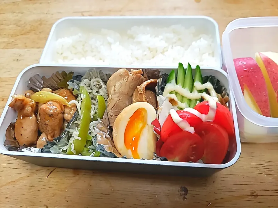 Snapdishの料理写真:焼き鳥、福耳とうがらしとしらすの炒め物、チャシュウ煮卵、ミニトマト胡瓜
林檎|清水愛情弁当さん