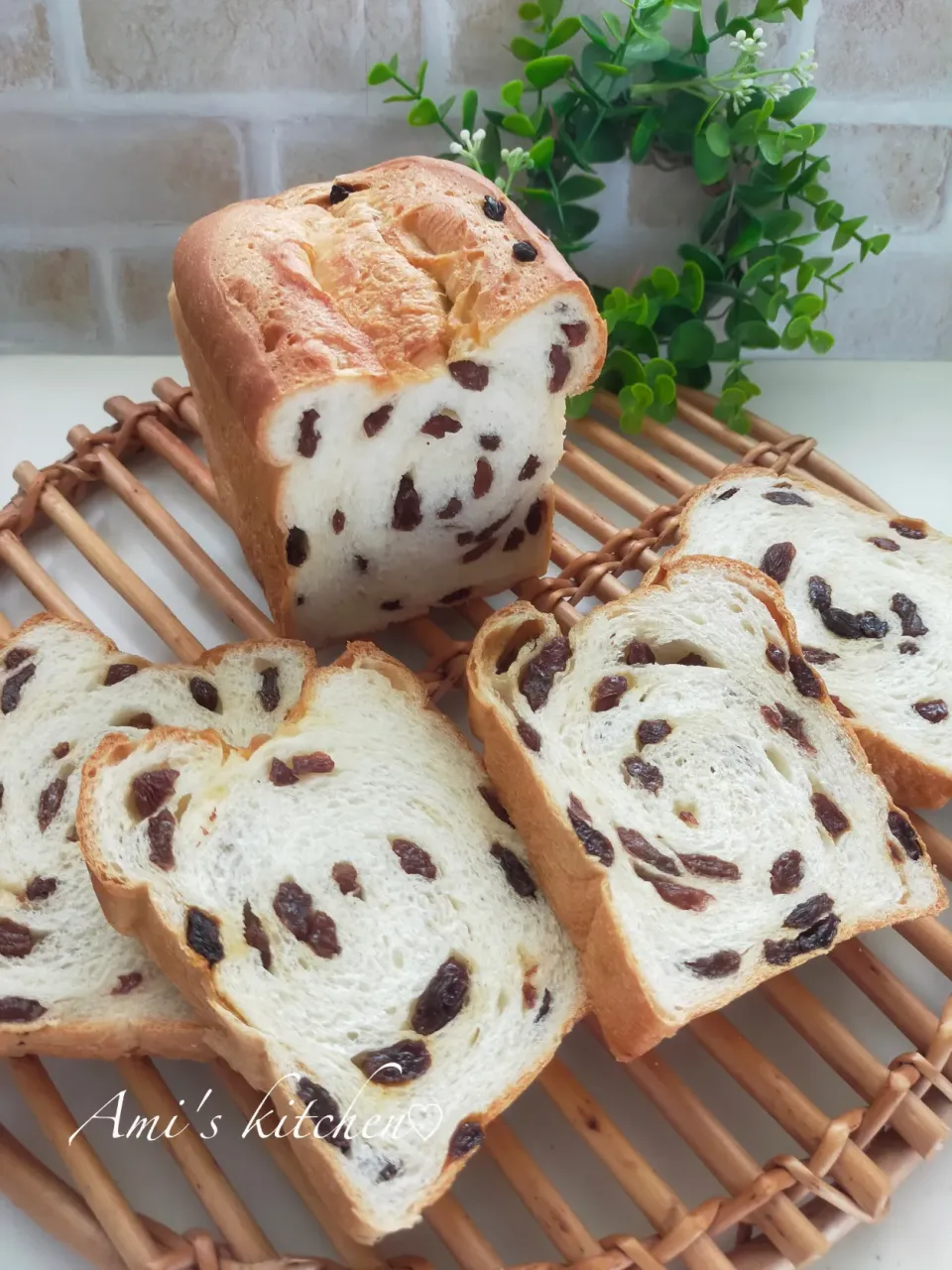 レーズンミルク食パン☺️🍇|あみさん