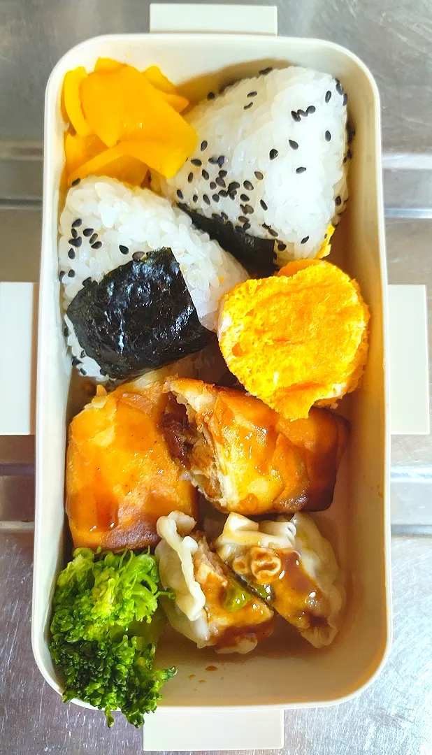 旦那弁当　2022/7/21

おにぎり弁当
玉子焼き
春巻き
シュウマイ
ブロッコリーマヨ|ユキヨメ♪さん