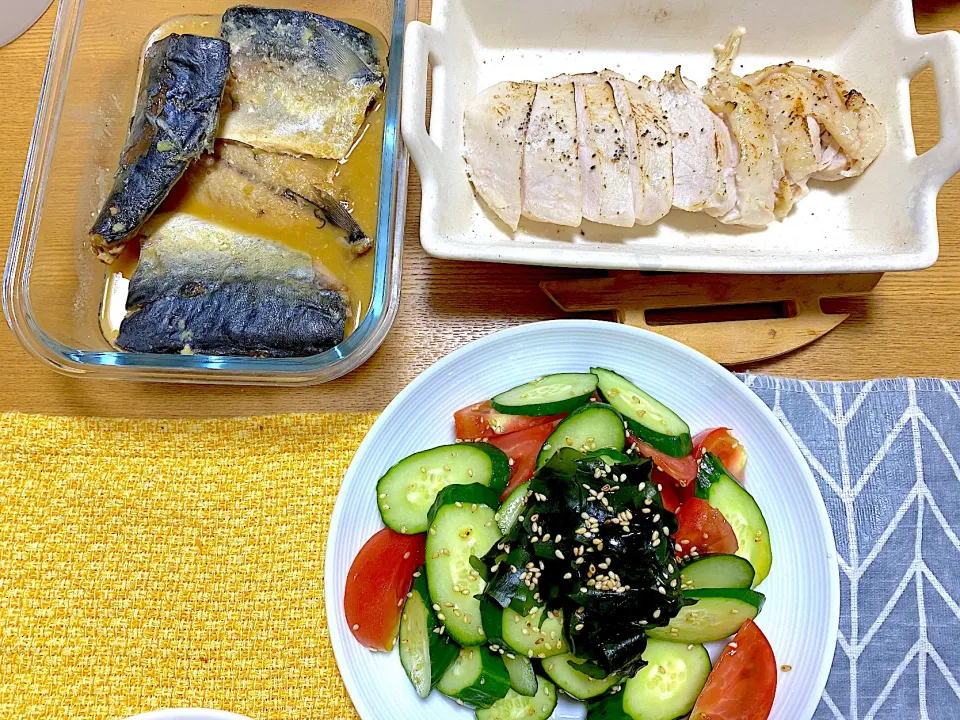 Snapdishの料理写真:自家製鶏ハム、鯖の味噌煮🐟、わかめと祖父のきゅうりトマトのサラダ🍅🥒|1614さん