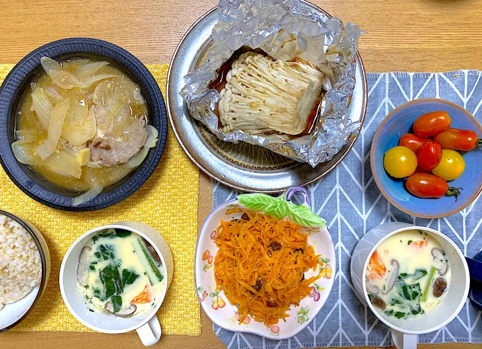 頑張って昆布出汁から茶碗蒸し🥚、にんじんラペ🥕、豚の生姜焼き、えのきホイル焼き、祖父のミニトマト|1614さん