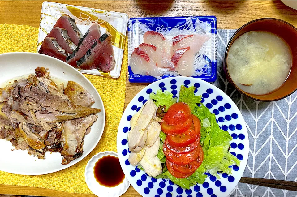 大好きな魚屋😌ヒラマサの刺身、カツオの藁焼き、マグロのトロかまほぐし、自家製鶏ハムサラダ、しじみの味噌汁💕|1614さん