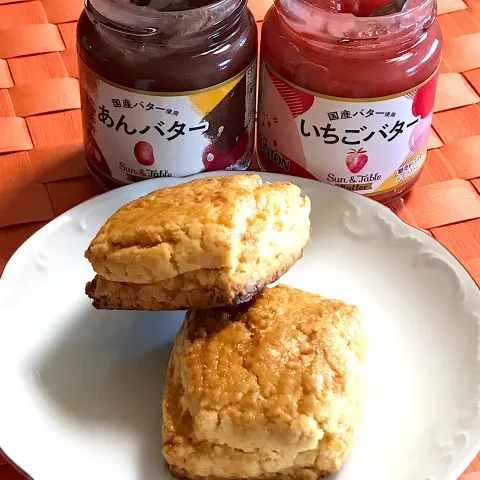 「Sun & Table Butter いちごバター」を使ってみたSnapdishの料理・レシピ写真:いちごバターとあんバター 米粉スコーンと共に