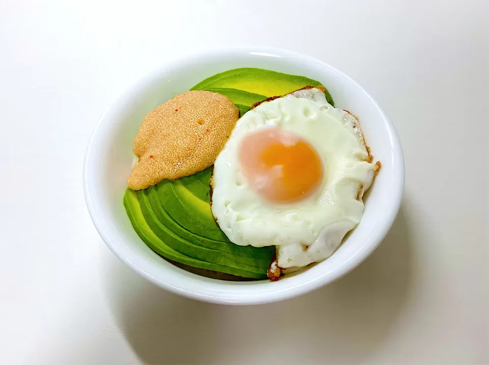 Snapdishの料理写真:Spicy fish roe, avo and egg on rice|Ritaさん