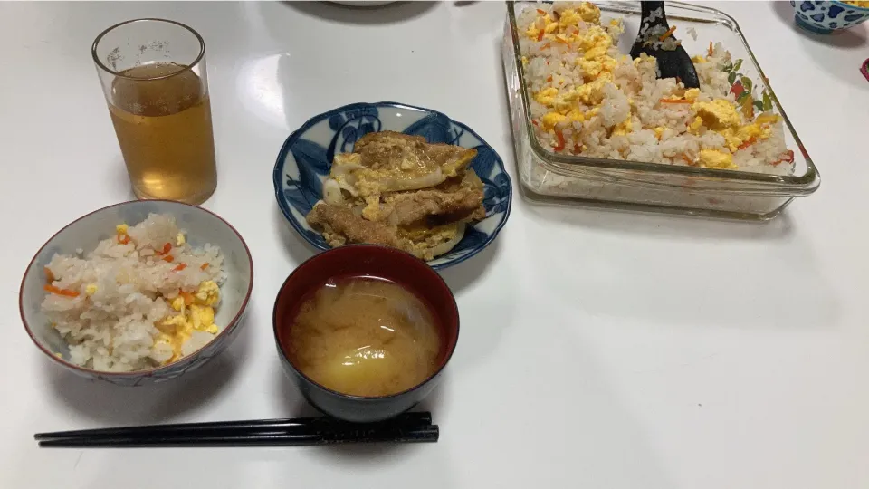 晩御飯(*´ー｀*)☆ちらし寿司☆カツとじ☆みそ汁（玉葱、じゃが芋）|Saharaさん