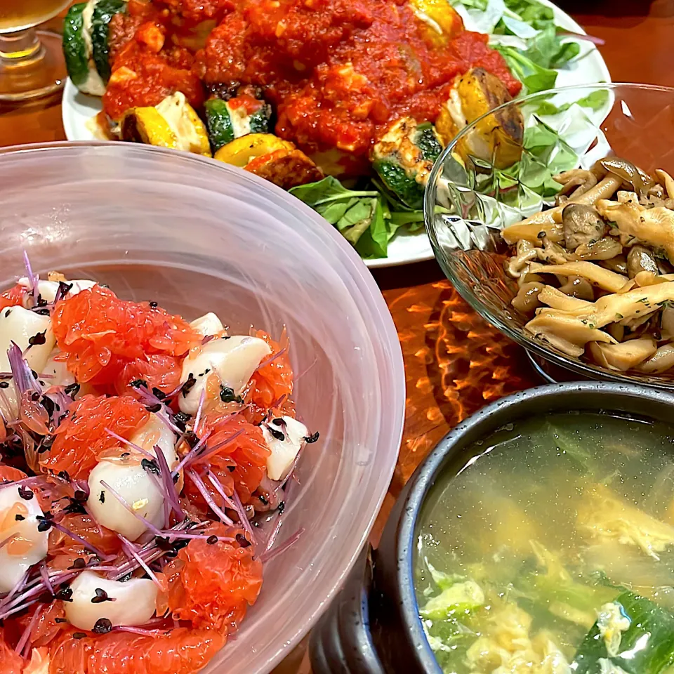 ズッキーニのひき肉サンドと　　　　　　　　　グレープフルーツとホタテのサラダ　　　　　　　　きのこのマリネのお夕飯|mokoさん