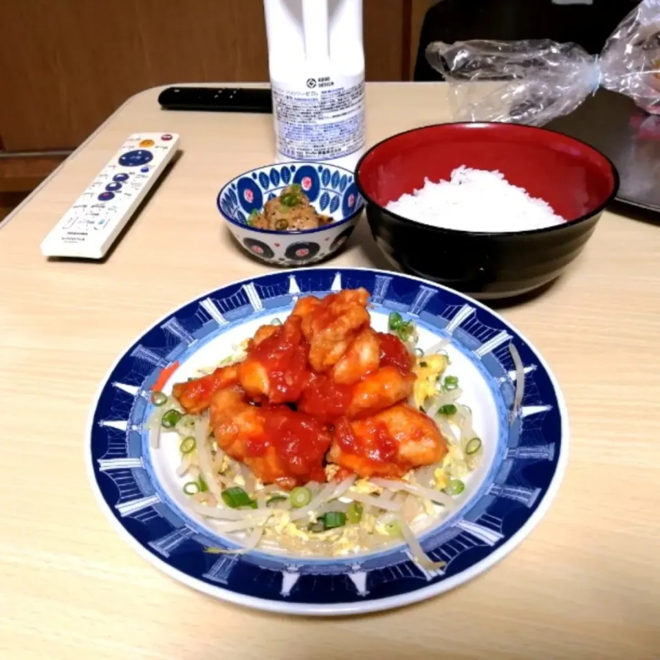 Snapdishの料理写真:鶏胸肉のトマト煮、自家製つくねのてりやきブラックペッパー、ごはん。|ariyo4200さん