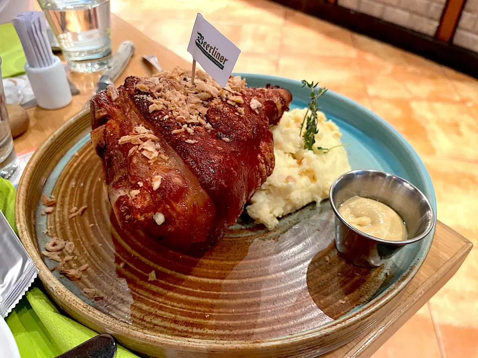 Roasted triple A grade pork knuckle|skyblueさん