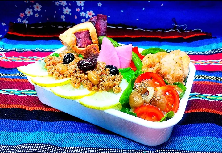 お弁当❕
✳️豆そぼろとレモンのご飯✳️大豆ミートの塩唐揚げ✳️トマトとしめじの玉ねぎドレッシング和え✳️パプリカのマリネ✳️薩摩芋のケーキ✳️大根の桜漬け|ayaさん