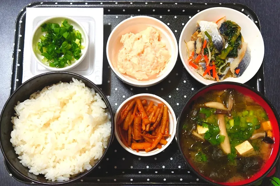 今日の朝ご飯（ごはんににしん菜花漬、明太ポテトサラダ、納豆、シメジと豆腐とわかめのみそ汁、ごぼうキムチ）|Mars＠釜飯作り研究中さん