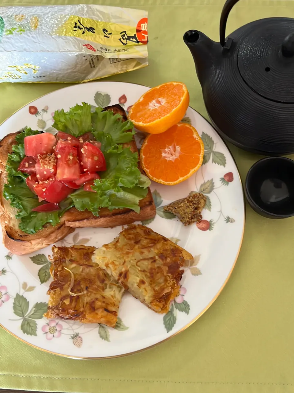 メルシーの烏龍茶とじゃがいものガレットとトーストしたパンの1番上にはローストガーリック|tamemitiさん