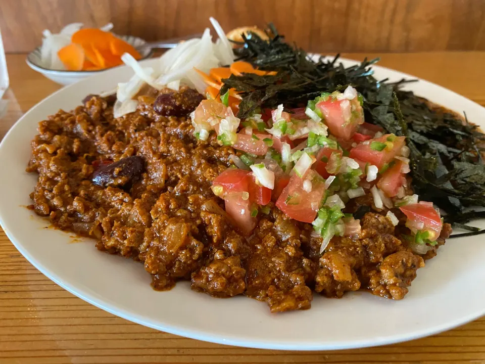 Snapdishの料理写真:本日のランチは、チリコンカン夏と極辛キーマクラシックのあいがけのりだく🔥🍛味玉トッピング🥚ピクルスマシマシ🥒|buhizouさん