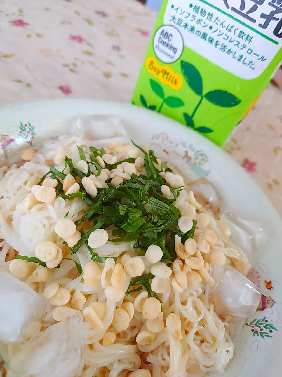 夫のお昼は

天かすと紫蘇の葉の
冷素麺

雑な作りでしょ？
私は豆乳だけ。|🍒ふみりん🍒さん