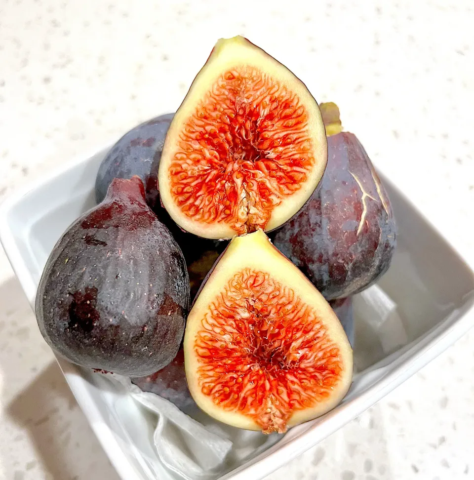 Snapdishの料理写真:Home grown sweet Figs💜|🌺IAnneさん