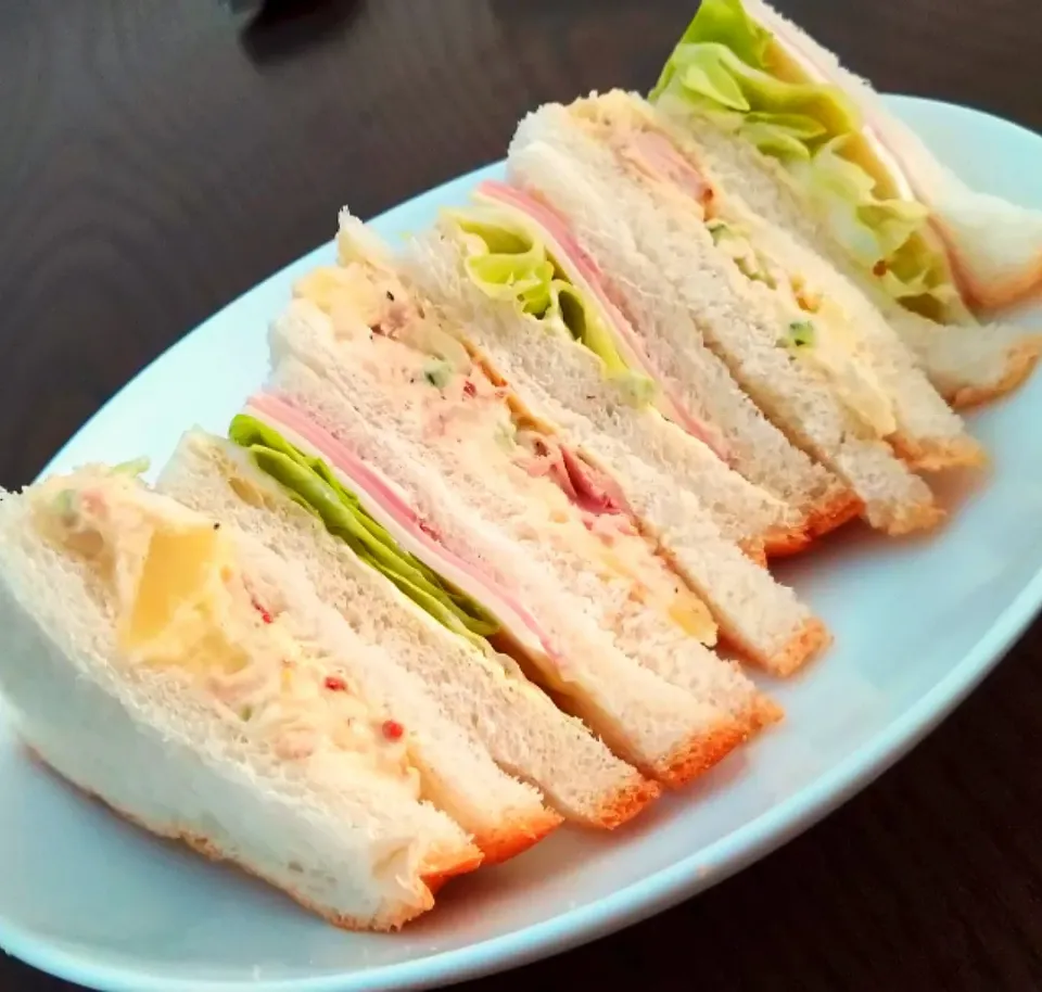 ハムチーズレタスとツナのポテトサラダのサンドイッチ🥪|じょうさん