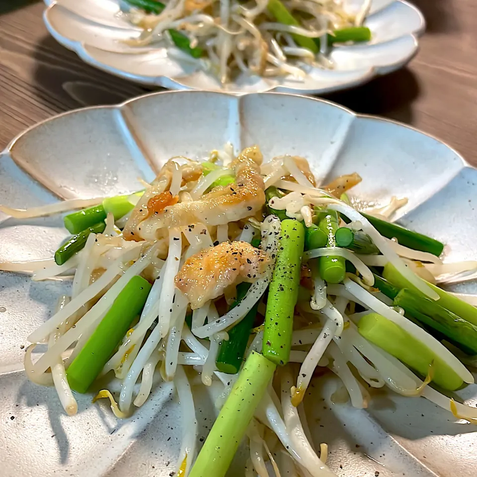 鶏皮とにんにくの芽の味覇炒め|gohan♡さん