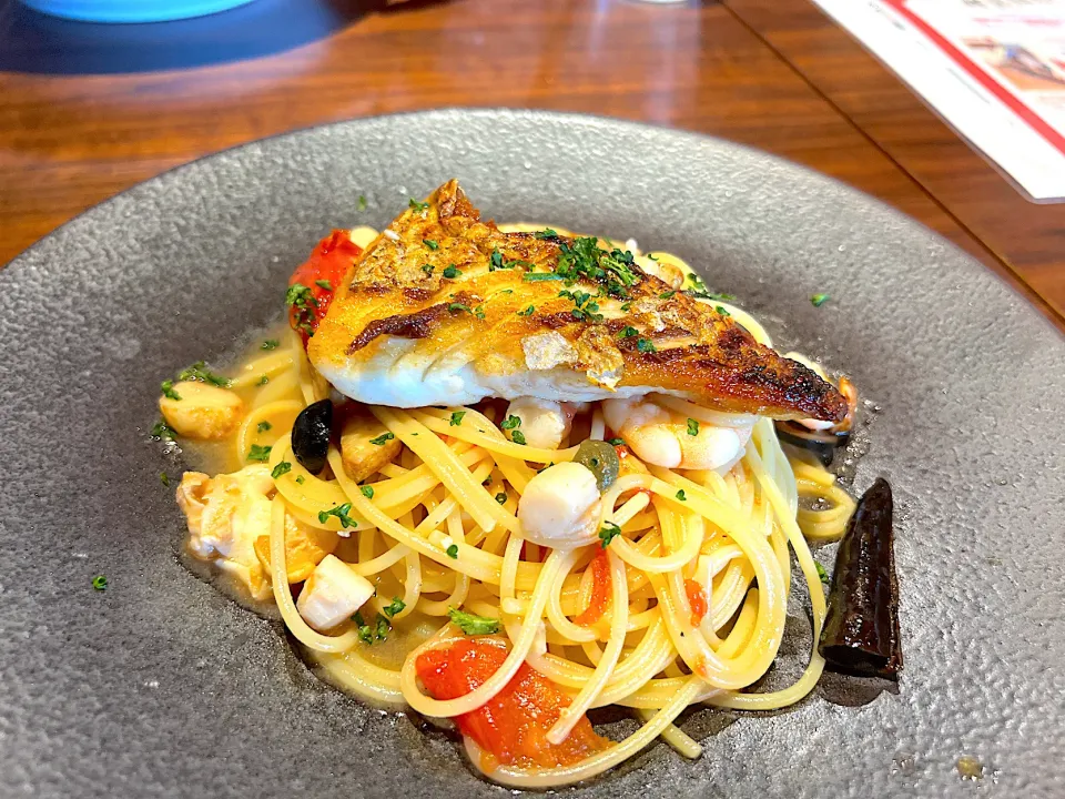 今日のランチ🍽  "鯛一郎クンと魚介類のトマトペペロンチーノ"|yokoさん