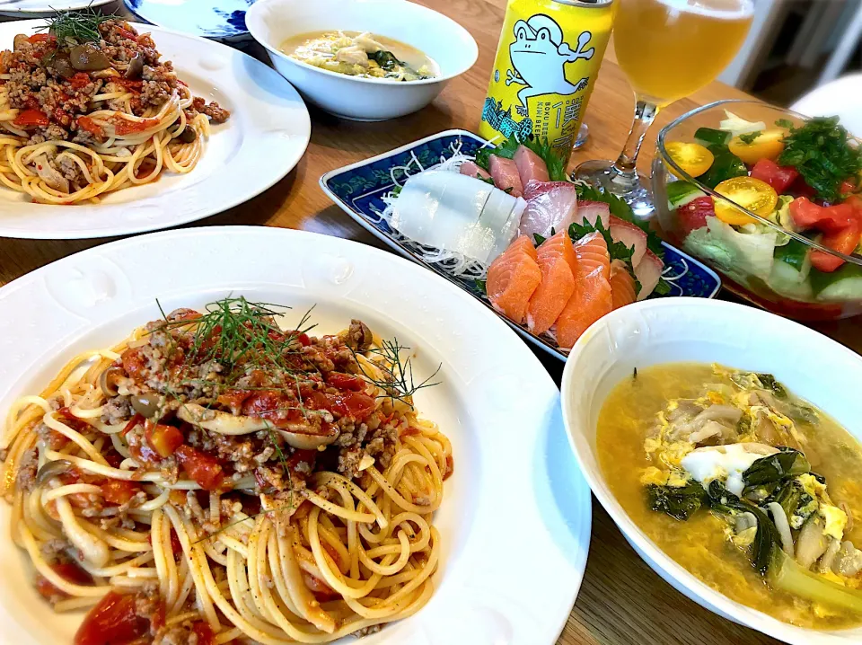 トマトミートソースパスタ　舞茸と青梗菜のスープ　サラダ　刺身盛り|じゅんさんさん